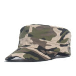 Chapeau de chasse à rabat camouflage militaire beige, vert et marron.