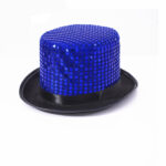 Chapeau haut de forme avec un bord noir et et un tissus à paillettes bleues.