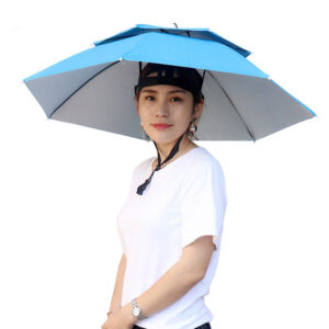Femme de profil portant un chapeau parapluie bleu ciel