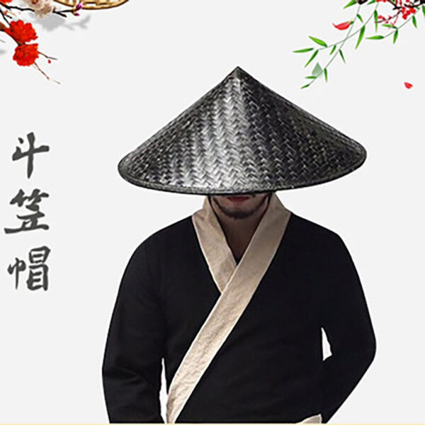 Homme portant un chapeau chinois traditionnel du Kung-Fu Shaolin noir et une tunique d'art martial noir et blanc.