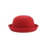 Chapeau marin rouge pour garçon en feutre sur fond blanc