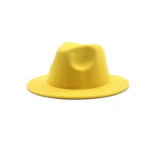 chapeau en feutre jaune style western pour garçon sur fond blanc