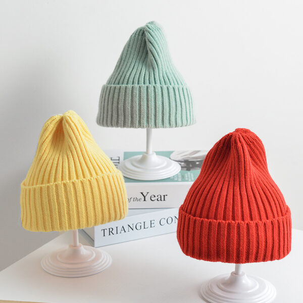 Magnifique bonnet en laine extensible pour bébé de 1 à 5 ans. Sur des présentoirs et des livres de décoration.