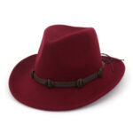 chapeau d'aventurier rouge sur fond blanc