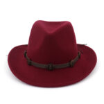 chapeau aventurier style fédora rouge avec une lanière en cuir