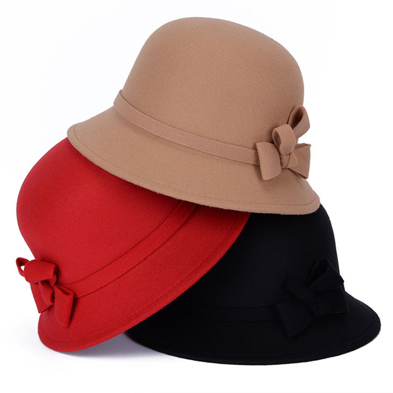 Pile de chapeaux cloche chauds. Un beige, un rouge et un noir.