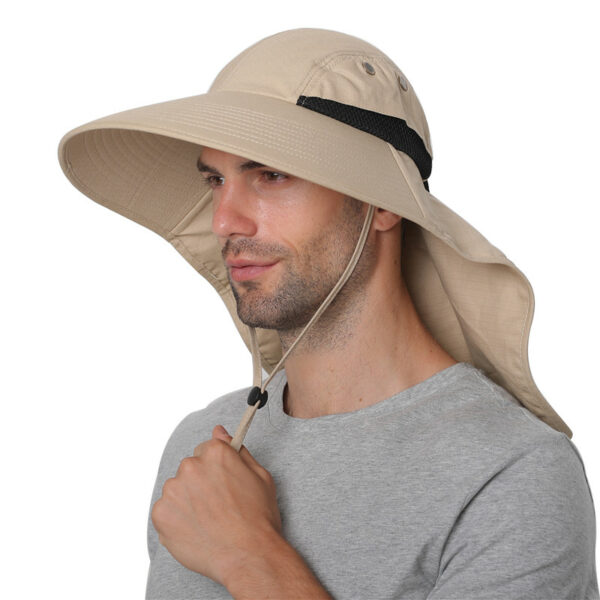 Chapeau d'aventurier beige avec un cache cou porté par un homme