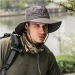 Homme dans la nature portant un chapeaux avec un cordon