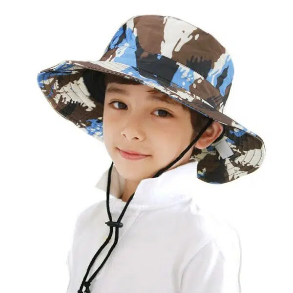 PEtit garçon portant un chapeau de safari imprimé camouflage bleu