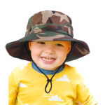 Bébé portant un chapeau de safari imprimé camouflage
