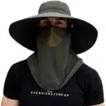 Homme portant un chapeau de brousse avec un masque couvrant son visage