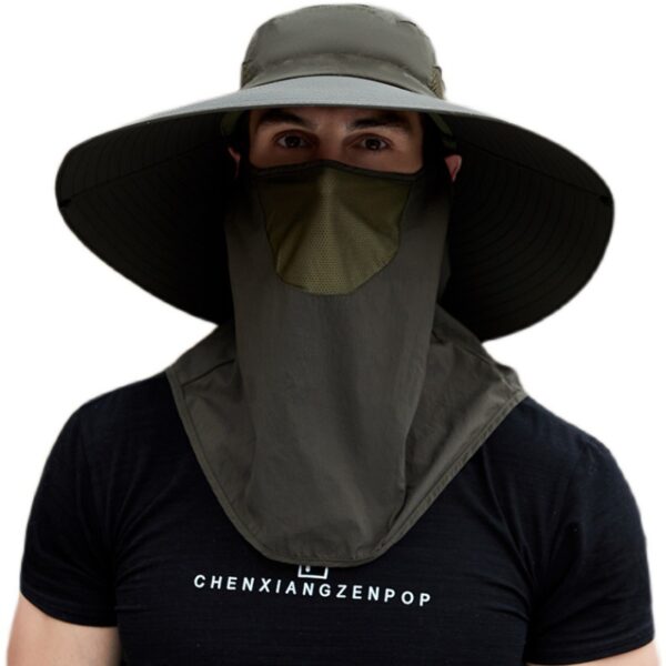 Homme portant un chapeau de brousse avec un masque couvrant son visage