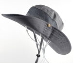 Image d'un chapeau de randonnée gris sur fond blanc avec cordon pour le maintien et une grille respirante sur le dessus.