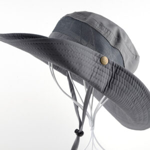 Image d'un chapeau de randonnée gris sur fond blanc avec cordon pour le maintien et une grille respirante sur le dessus.