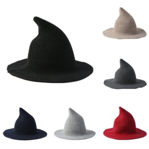 Un gros chapeau de sorcière tricoté en laine noir en haut à gauche de l'image. On retrouve en bas et à droite les mêmes chapeaux mais dans des couleurs différentes : bleu, rouge, gris et beige. Le tout sur fond blanc.