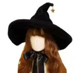 Mannequin en tissu portant un chapeau de sorcière en fourrure noir. Le mannequin porte une perruque de cheveux longs et roux.