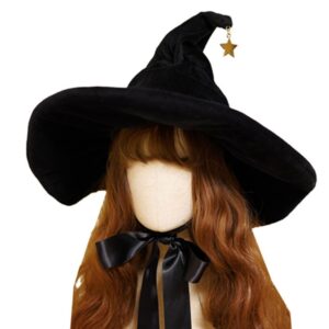 Mannequin en tissu portant un chapeau de sorcière en fourrure noir. Le mannequin porte une perruque de cheveux longs et roux.