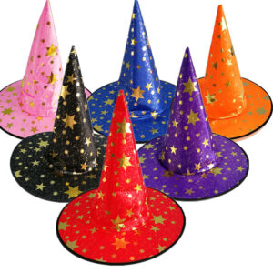 6 chapeaux de sorcières colorés et rangés en pyramide sur fond blanc. Chaque chapeaux est habillé d'étoiles jaunes brillantes. Les couleurs des chapeaux sont rouge, noir, violet, rose, bleu et orange.