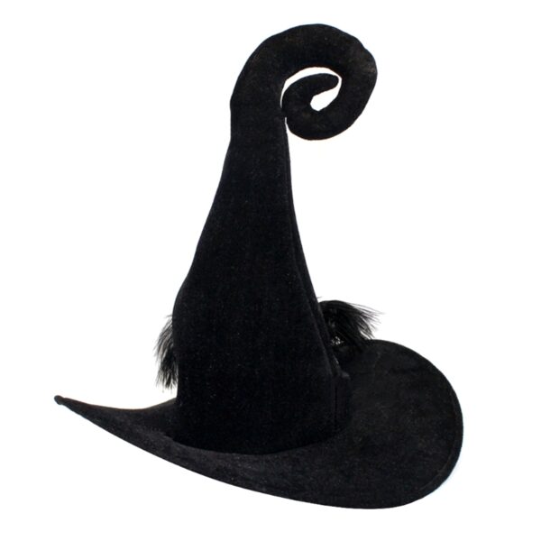 Chapeau de sorcière noir à la pointe recourbé et parsemé de fourrure sur fond blanc.