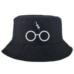 Chapeau de type bob couleur noir avec des symboles minimaliste représentant la sage Harry Potter.