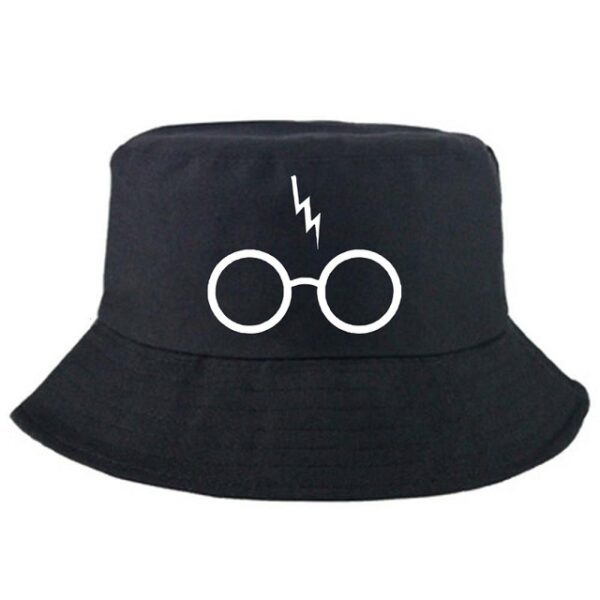 Chapeau de type bob couleur noir avec des symboles minimaliste représentant la sage Harry Potter.