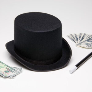 Chapeau haut de forme noir avec une baguette noire et blanche et des billets de banque étalés à gauche et à droite du chapeau.