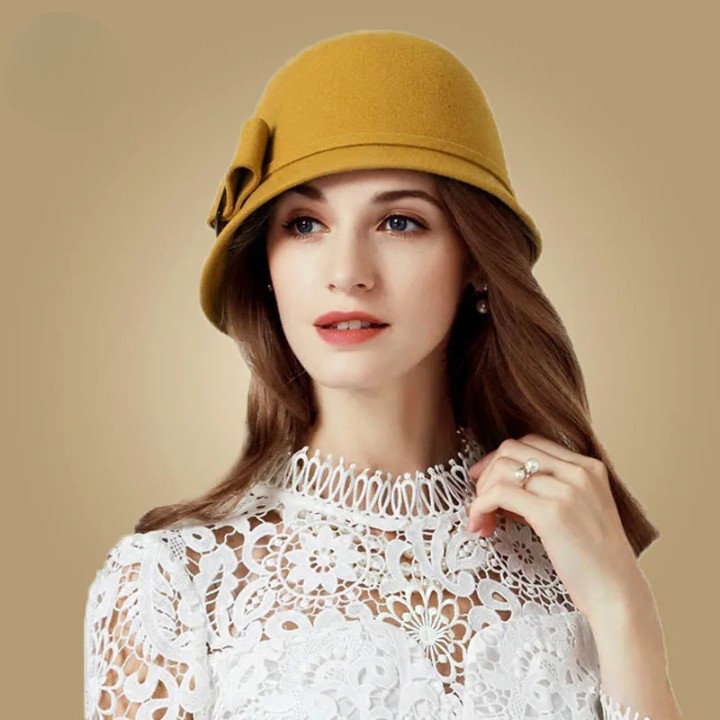 Chapeau cloche en feutre de laine jaune porté par une femme