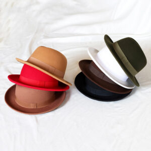 6 chapeaux borsalino avec ruban ton sur ton sur un drap blanc