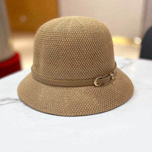 Magnifique chapeau cloche imitation paille avec une boucle élégante.