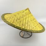 Chapeau japonais à large bord et pointu. Le chapeau est jaune et le contour est vert.