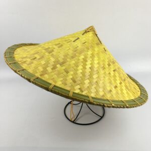 Chapeau japonais à large bord et pointu. Le chapeau est jaune et le contour est vert.
