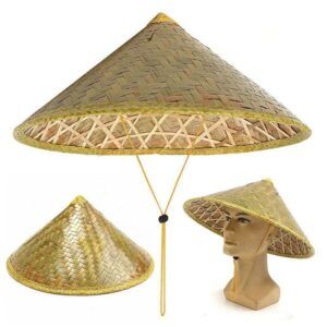 Chapeau japonais traditionnel tissé visible sous trois forme. Au milieu, vu de face avec son cordon de maintien. En bas à gauche vue du haut et en bas à droite posé sur la tête d'un manequin.