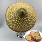 Chapeau de cérémonie japonais vu du haut. Une version différente du chapeau est visible en bas à droite de l'image sur lequel on aperçoit des symboles et un contour rouge.