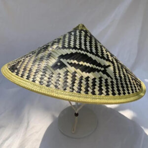 Chapeau japonais d'ombrage tissé en noir et blanc avec motif de poisson et de vague.