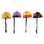 Quatre chapeau chinois colorés avec queues de cheval. De gauche à droite, les couleurs sont jaune puis rouge et bleu puis jaune et rouge puis rouge et noir.