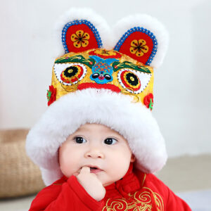Bébé portant un chapeau chinois du dieu tigre rouge.