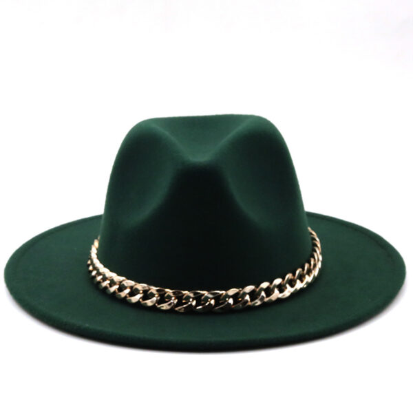 Photo d'un chapeau fedora vert avec un chaine