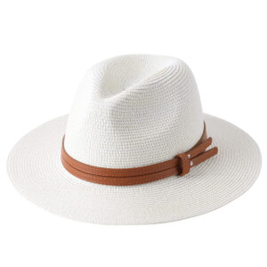 chapeau pour femme en paille blanc avec lanière en cuir marron sur fond blanc