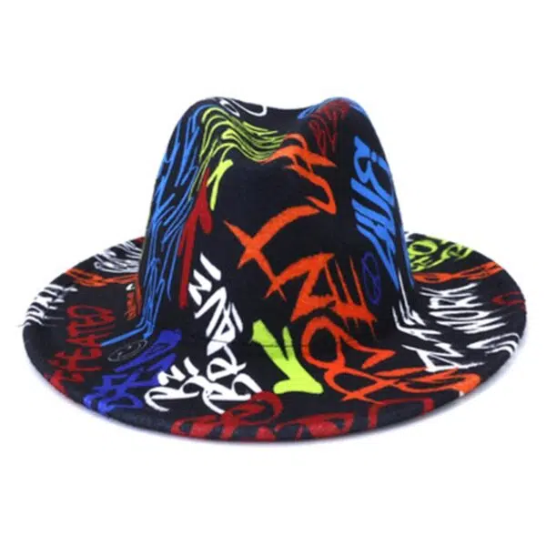 photo d'un chapeau fedora avec des écritures de toutes les couleurs