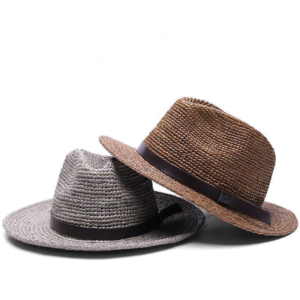 Deux chapeaux panama en paille un gris et un marron