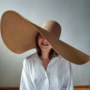 Une femme qui porte un chapeau capeline XXL