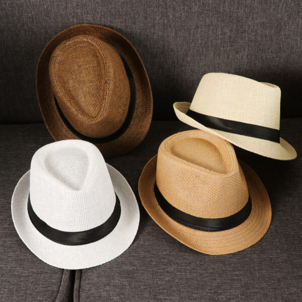 Quatre chapeaux italien en paille avec un ruban noir sur fond marron
