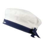 Chapeau de matelot blanc au contour bleu sur fond blanc.