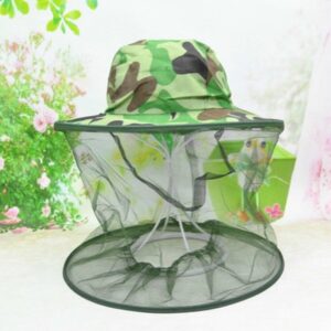 Chapeau en camouflage militaire avec moustiquaire posé sur une tête de mannequin.