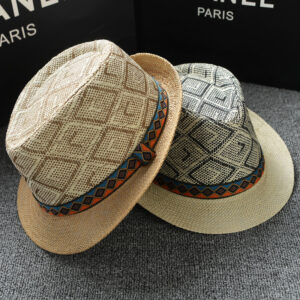 Deux chapeau de paille à motifs avec une ceinture coloré ethnique