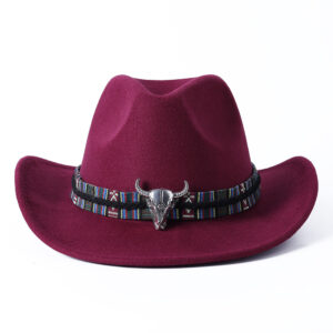 Chapeau de cowboy bordeau avec un ruban de tissu et une breloque de tête de taureau