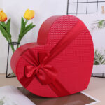 Superbe boîte à chapeau en forme de cœur, idéal pour la St Valentin, Noël ou un anniversaire.
