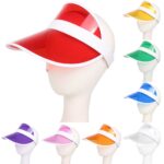 Différentes coloris de casquette de tennis en plastique disposées sur des têtes de mannequins blancs.