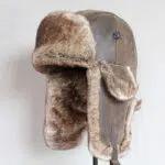 chapeau russe en fourrure et cuir synthétique marron sur fond gris