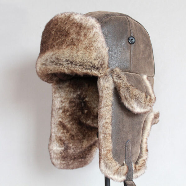 chapeau russe en fourrure et cuir synthétique marron sur fond gris